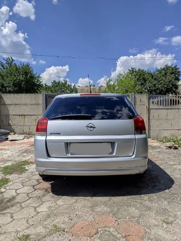 Продам opel signum 2007 год. мотор 1.8 бензин (140 л. с.) кпп механика 273.000 пробег двигатель работает хорошо. менялись прокладки теплообменника, клапанной крышки, главный цилиндр, комплект сцепления, залит новый антифриз, тормозная жидкость, заменено масло в кпп. кпп без проблем. ходовая перебиралась, тяги, сайлентблоки задней подвески. салон в отличном состоянии, очень просторный, сиденья раскладывается в ровный пол. кузов полностью оцинкован, не гнилой, не ржавый, не красился, в дтп авто не участвавало. стекла все заводские. сенсорная мультимедиа опель, aux, usb, навигация, громкая связь. 4 стекло подъемника. двузонный климат контроль. подогрев сидений. туманные фары. два комплекта ключей. летняя резина куплена в этом году, зимняя проехала одну зиму. так же есть запасное колесо на оригинальном диске. авто было пригнано из германии, куплено у знакомого, одного единственного владельца из салона. я собственник. авто в семье, бережно эксплуатировалось. продажа с переоформлением. цена 650000 рублей. торг +79493632308 - фотография - 2