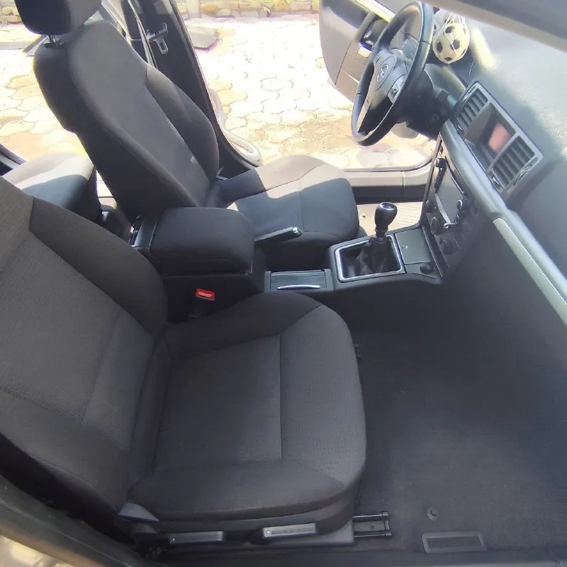 Продам opel signum 2007 год. мотор 1.8 бензин (140 л. с.) кпп механика 273.000 пробег двигатель работает хорошо. менялись прокладки теплообменника, клапанной крышки, главный цилиндр, комплект сцепления, залит новый антифриз, тормозная жидкость, заменено масло в кпп. кпп без проблем. ходовая перебиралась, тяги, сайлентблоки задней подвески. салон в отличном состоянии, очень просторный, сиденья раскладывается в ровный пол. кузов полностью оцинкован, не гнилой, не ржавый, не красился, в дтп авто не участвавало. стекла все заводские. сенсорная мультимедиа опель, aux, usb, навигация, громкая связь. 4 стекло подъемника. двузонный климат контроль. подогрев сидений. туманные фары. два комплекта ключей. летняя резина куплена в этом году, зимняя проехала одну зиму. так же есть запасное колесо на оригинальном диске. авто было пригнано из германии, куплено у знакомого, одного единственного владельца из салона. я собственник. авто в семье, бережно эксплуатировалось. продажа с переоформлением. цена 650000 рублей. торг +79493632308 - фотография - 7