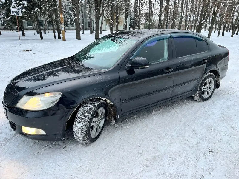 Продам не новый автомобиль škoda octavia a5• передний привод • 1,6 бензин • мкпп• год: 2010• пробег: 199 554 км ✅ по технической части: • двигатель и коробка работают идеально • подвеска мягкая и собранная — без стуков и скрипов • родной салон хорошо сохранился — ничего не подшивалось и не красилось • автомобиль после полного то •родной пробег •не такси‼️ ✅отличная комплектация: •подогрев сидений • электропривод всех 4-х боковых стёкол • электропривод и подогрев зеркал, регулировка руля в двух положениях • кондиционер •бортовой компьютер • abs, asr ( отключаемый) • парктроники задние заводские • большой мультимедийный дисплей bolero • датчики света и дождя 📌 собственник автомобиля; 📍ханжёнково, макеевка. 📲 +79995752281 💰цена: 6️⃣4️⃣0️⃣ 0️⃣0️⃣0️⃣ ₽‼️с торгом - фотография - 2