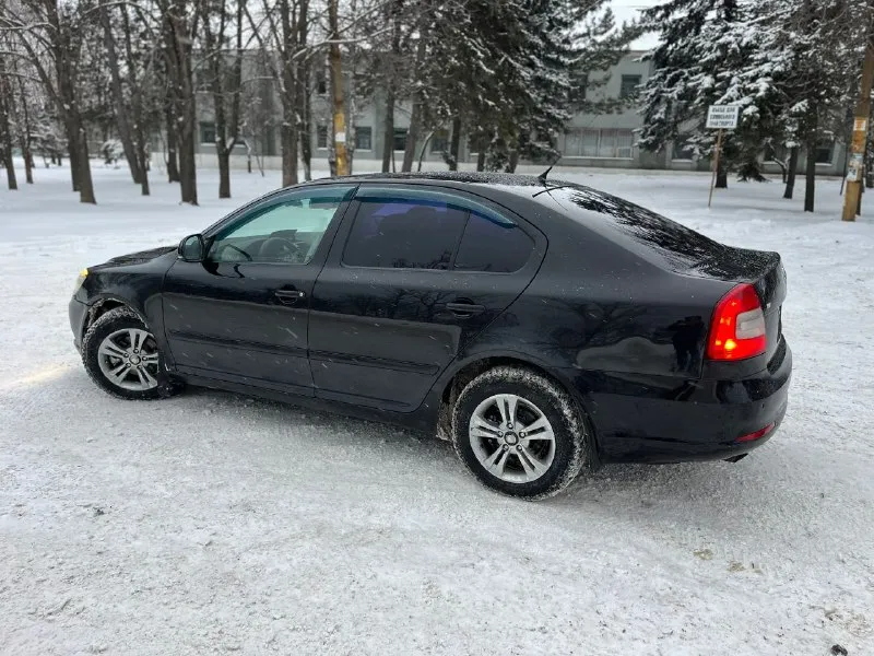 Продам не новый автомобиль škoda octavia a5• передний привод • 1,6 бензин • мкпп• год: 2010• пробег: 199 554 км ✅ по технической части: • двигатель и коробка работают идеально • подвеска мягкая и собранная — без стуков и скрипов • родной салон хорошо сохранился — ничего не подшивалось и не красилось • автомобиль после полного то •родной пробег •не такси‼️ ✅отличная комплектация: •подогрев сидений • электропривод всех 4-х боковых стёкол • электропривод и подогрев зеркал, регулировка руля в двух положениях • кондиционер •бортовой компьютер • abs, asr ( отключаемый) • парктроники задние заводские • большой мультимедийный дисплей bolero • датчики света и дождя 📌 собственник автомобиля; 📍ханжёнково, макеевка. 📲 +79995752281 💰цена: 6️⃣4️⃣0️⃣ 0️⃣0️⃣0️⃣ ₽‼️с торгом - фотография - 3