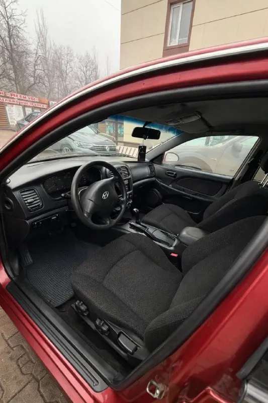 Hyundai sonata 2004 2.0 мкпп 131 л с. машина в хорошем состоянии, я собственник. установлено abs, гур, 4 эсп, кондиционер, многофункциональный цветной дисплей, электрические зеркала с подогревом, регулировка руля, цз. машина обслужена, функции исправны. без явных и скрытых дефектов. салон чистый. за машину не стыдно. 430 тыс. руб, торг после осмотра горловка +7949-471-31-02 📲 tg: v 📞 звоните: +7(949)4713102 - фотография - 6