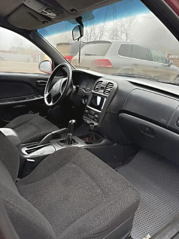 Hyundai sonata 2004 2.0 мкпп 131 л с. машина в хорошем состоянии, я собственник. установлено abs, гур, 4 эсп, кондиционер, многофункциональный цветной дисплей, электрические зеркала с подогревом, регулировка руля, цз. машина обслужена, функции исправны. без явных и скрытых дефектов. салон чистый. за машину не стыдно. 430 тыс. руб, торг после осмотра горловка +7949-471-31-02 📲 tg: v 📞 звоните: +7(949)4713102 - фотография - 7