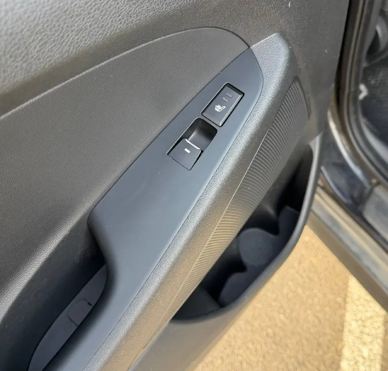 Hyundai tucson 2.0 автомат автомобиль в отличном состоянии 1 хозяин без дтп зеленая автотека полностью обслужен заменены: тормозные колодки в все, тормозные диски, масла, фильтра. сделана химчистка салона и полировка кузова кузов в родной краске кроме задней двери ( подкрашивали кусочек из-за царапины, без дтп) пред максимальная комплектация все есть для комфортной езды очень комфортный и удобной автомобиль цена: 2.150.000р место краснодар +79814574884 - фотография - 10