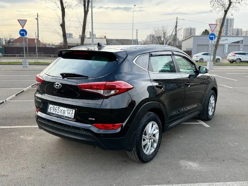 Hyundai tucson 2.0 автомат автомобиль в отличном состоянии 1 хозяин без дтп зеленая автотека полностью обслужен заменены: тормозные колодки в все, тормозные диски, масла, фильтра. сделана химчистка салона и полировка кузова кузов в родной краске кроме задней двери ( подкрашивали кусочек из-за царапины, без дтп) пред максимальная комплектация все есть для комфортной езды очень комфортный и удобной автомобиль цена: 2.150.000р место краснодар +79814574884 - фотография - 4