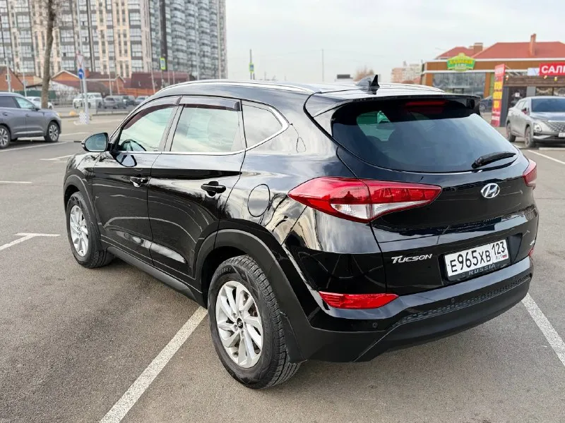 Hyundai tucson 2.0 автомат автомобиль в отличном состоянии 1 хозяин без дтп зеленая автотека полностью обслужен заменены: тормозные колодки в все, тормозные диски, масла, фильтра. сделана химчистка салона и полировка кузова кузов в родной краске кроме задней двери ( подкрашивали кусочек из-за царапины, без дтп) пред максимальная комплектация все есть для комфортной езды очень комфортный и удобной автомобиль цена: 2.150.000р место краснодар +79814574884 - фотография - 5