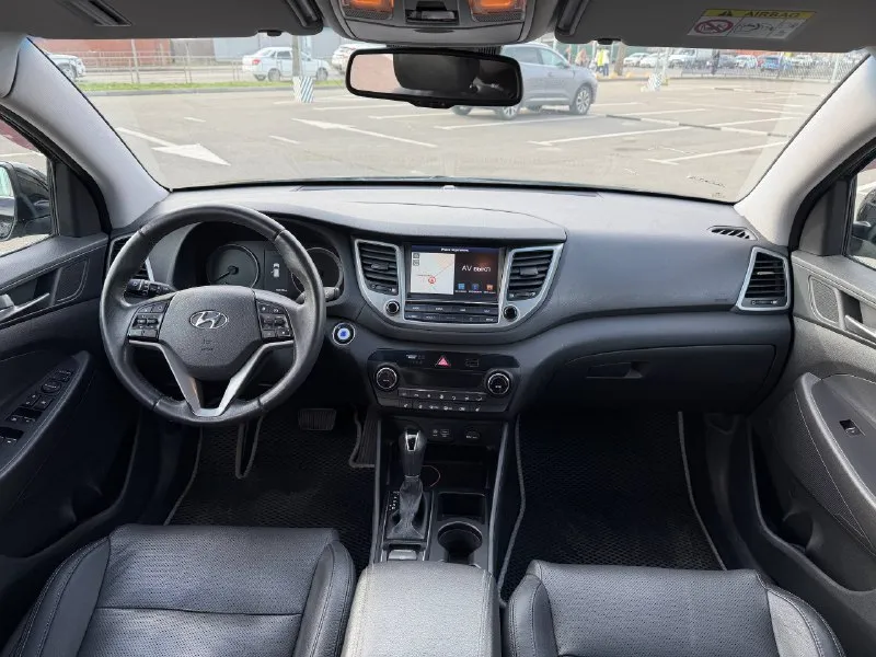 Hyundai tucson 2.0 автомат автомобиль в отличном состоянии 1 хозяин без дтп зеленая автотека полностью обслужен заменены: тормозные колодки в все, тормозные диски, масла, фильтра. сделана химчистка салона и полировка кузова кузов в родной краске кроме задней двери ( подкрашивали кусочек из-за царапины, без дтп) пред максимальная комплектация все есть для комфортной езды очень комфортный и удобной автомобиль цена: 2.150.000р место краснодар +79814574884 - фотография - 7