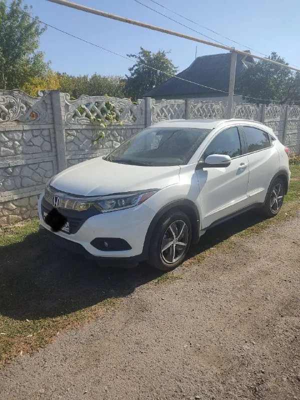 Honda hr-v 2021 год бензин 1.8 климат контроль, круиз контроль, удержание в полосе, люк. камера заднего и бокового вида, мультимедийная система. удобный и очень вместительный салон. датчик света, датчик дождя. без ключевой доступ. подробности по телефону макеевка цена 2.200.000 торг полное переоформление в мрэо +79494126107 📞 звоните: +7(949)4126107 - фотография - 3
