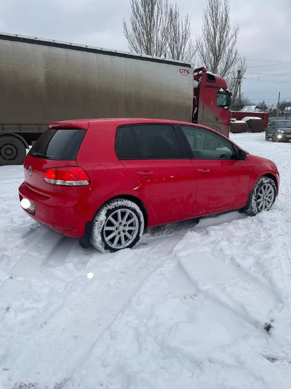Продам свой volkswagen golf 6! 2012 год отличное состояние, ухоженный внешний вид и исправная техническая часть. коробка dsg dq-200 7-ми ступенчатая. 30 тыс. назад замена на контракную ( соответсвенно все новое ) кузов в хорошем состоянии двухзонный климат контроль было сделано полное т. о (ремень, помпа, свечи, и. д.) комплект новой зимней резины и лето. птс оригинал цена 875.000 тысяч рублей возможен торг. +79493813952 осмотр г. макеевка 📞 +7(949)3813952 📞 звоните: +7(949)3813952 - фотография - 3