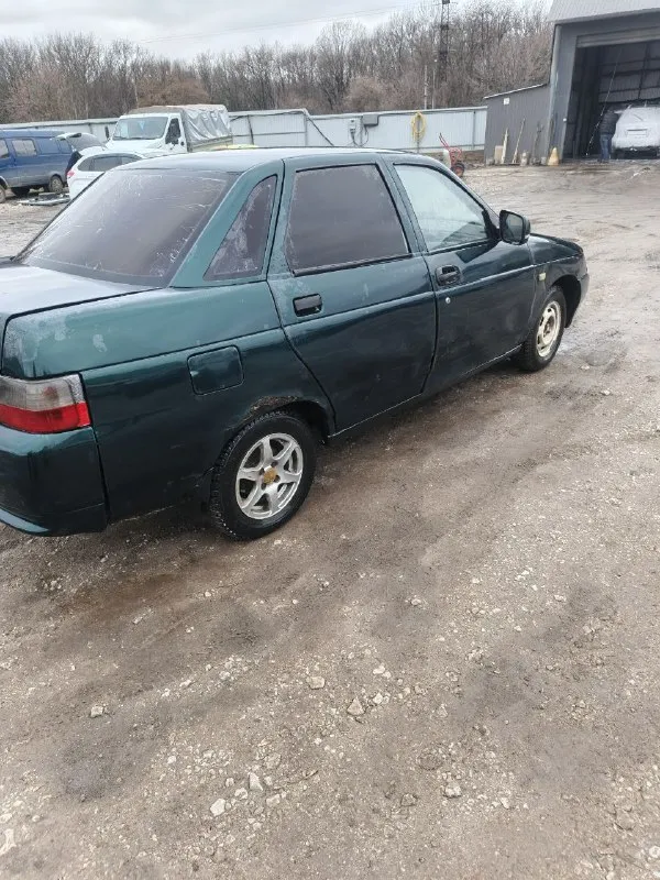 Продам ваз 2110 2002года выпуска. 1.6 8-ми клоп, после полного кап. ремонта. кпп не хрустит, не вылетает. дно, стаканы, ланжероны целые, сгнил левый порог. порог новый отдам вместе с машиной. по ходовой 4+/5. резина зима, также летний комплект отдам вместе с машиной. два передних электро стеклоподъёмника. по электрике, все светиться, все моргает. по кузову есть косячки, видны на фото. по документам: стс, птс, дкп. полное переоформление. печка жарит, салон отличный. 🥵цена: 145к + торг реальному покупателю🥵 г. енакиево, пригон по ближайшим городам. также рассмотрю обмен. обращаться по телефону: +79494961728 + тг на этом же номере 📲 tg: @vazovskiy_la 📞 звоните: +7(949)4961728 - фотография - 4