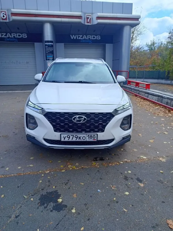 Продам hyundai santa fe, 2019 года, мотор 2.4 бензин, служит достойно, никаких проблем, то вовремя. семейная с большим багажником, удобно при дальних поездках. много фишек для езды: полный привод, датчик света и дождя, слепых зон, авто холд, помощи при спуске, круиз контроль, бесключевой доступ, 2-х зонный климат контроль. резина отличная, есть зима. авто не бит, не крашен!!! два ключа, сервисная книга. любые проверки за ваш счёт!! за авто не стыдно, гарантирую. я собственник. цена: 2.850.000 торг у авто. тел: +7-949-978-61-00 📲 tg: @nizov_sky 📞 звоните: +7(949)9786100 - фотография - 1