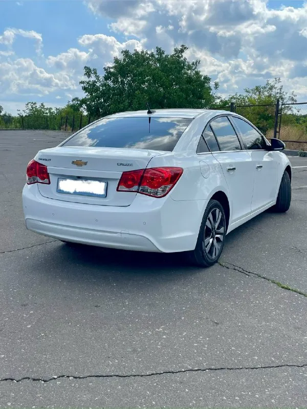 Продам chevrolet круз. 2012 г. (рест) chevrolet cruze пробег - 165 000км. двигатель 1. 8. автомат. один владелец с салона. покупалась в донецке. чистый кореец (не россиянка). кузов оцинкованный. два ключа. два комплекта резины. датчик дождя, датчик света, круиз, климат, подогрев сидений и тд. авто полностью зашумлено. автомобиль в отличном состоянии как по кузову, так и технически, и полностью готов к переоформлению. цена 990000₽ +79491808682 📞 звоните: +7(949)1808682 - фотография - 3