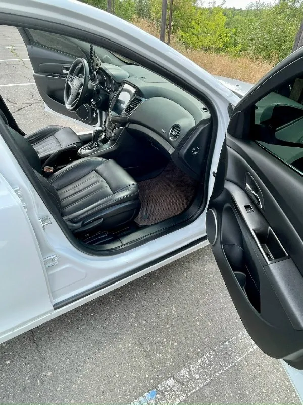 Продам chevrolet круз. 2012 г. (рест) chevrolet cruze пробег - 165 000км. двигатель 1. 8. автомат. один владелец с салона. покупалась в донецке. чистый кореец (не россиянка). кузов оцинкованный. два ключа. два комплекта резины. датчик дождя, датчик света, круиз, климат, подогрев сидений и тд. авто полностью зашумлено. автомобиль в отличном состоянии как по кузову, так и технически, и полностью готов к переоформлению. цена 990000₽ +79491808682 📞 звоните: +7(949)1808682 - фотография - 6