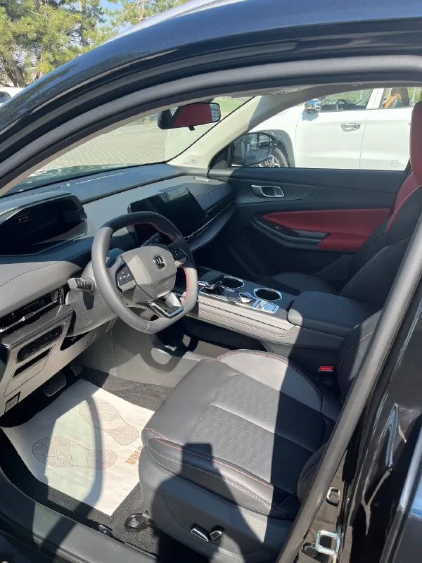 Продам личный автомобиль changan cs55 plus 2024 г\в, чёрного цвета, на данный момент пробег 31 000, приобретался в автосалоне г. таганрог в августе 2024 года, обслуживался по регламенту в этом же салоне. по машине, все в идеале (сразу отвечаю на частые по китайцам вопросы, электроника не глючит, не отходит, экраны местами не меняются и кузовные элементы на солнце не плавятся автомобиль новый, высокий проходимый, никаких проблем за время эксплуатации не было, новая зимняя резина, по лету определимся. продажа вынужденная и связанная с финансовой необходимостью. 2 550 000 рублей. (торг). обращайтесь по телефону + 7949-602-48-80. характеристики размеры: длина — 4515 мм, ширина — 1865 мм, высота — 1680 мм. колёсная база: 2656 мм. количество посадочных мест: 5. дорожный просвет: 171 мм. объём багажника: 475 л. снаряжённая масса: 1535 кг. двигатель: бензиновый, с турбонаддувом и непосредственным впрыском. максимальная мощность: 181 л. с. (при об/мин 5500). максимальны 📞 звоните: +7(949)6024880 - фотография - 3