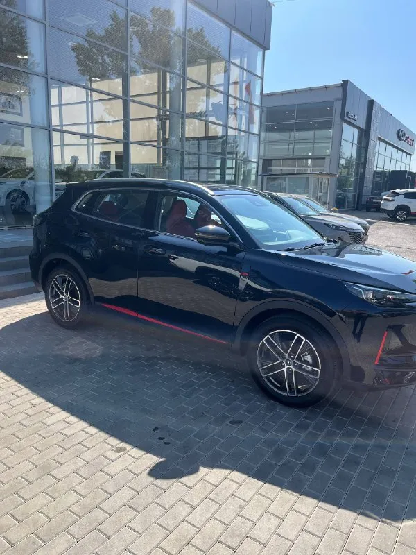 Продам личный автомобиль changan cs55 plus 2024 г\в, чёрного цвета, на данный момент пробег 31 000, приобретался в автосалоне г. таганрог в августе 2024 года, обслуживался по регламенту в этом же салоне. по машине, все в идеале (сразу отвечаю на частые по китайцам вопросы, электроника не глючит, не отходит, экраны местами не меняются и кузовные элементы на солнце не плавятся автомобиль новый, высокий проходимый, никаких проблем за время эксплуатации не было, новая зимняя резина, по лету определимся. продажа вынужденная и связанная с финансовой необходимостью. 2 550 000 рублей. (торг). обращайтесь по телефону + 7949-602-48-80. характеристики размеры: длина — 4515 мм, ширина — 1865 мм, высота — 1680 мм. колёсная база: 2656 мм. количество посадочных мест: 5. дорожный просвет: 171 мм. объём багажника: 475 л. снаряжённая масса: 1535 кг. двигатель: бензиновый, с турбонаддувом и непосредственным впрыском. максимальная мощность: 181 л. с. (при об/мин 5500). максимальны 📞 звоните: +7(949)6024880 - фотография - 4