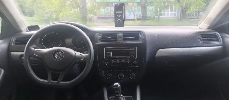 Продам volkswagen jetta в хорошем состоянии, полная комплектация, все вопросы по телефону. год выпуска:2015г. в. цвет:черный объем двигателя:1.6л топливо:бензин кпп:механика 5-ти ступка документы:хозяин город:мариуполь цена:790т. р тел. , :+79496135573 +79498101517 - фотография - 7