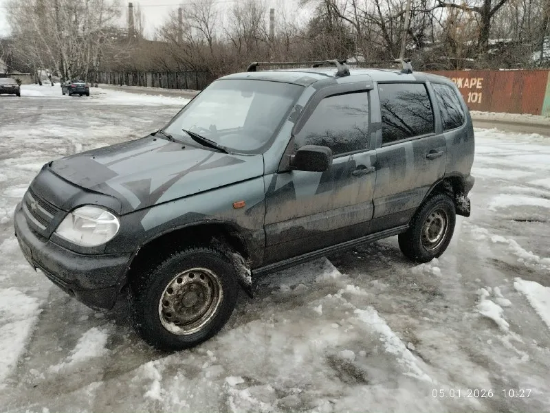 Продам chevrolet ниву 2007 г. в. , на полном ходу, в сварке не нуждается, производилась замена порогов, задних арок, задних крыльев, есть вопросы по лкп. по мотору делалась капитала, ещё на обкатке, новые все патрубки, радиатор охлаждения, радиатор печки, новый термостат, антифриз. мосты, коробка, раздатка всё в хорошем состоянии, работает без изъянов, по электрике все светится, все моргает, ходовая менялась перед зимой, новые тормозные колодки, установлена не плохая музыка. новая зимняя шипованая резина ( второй комплект колес отдам в подарок), так же в подарок отдам передний мост, шрусовый кардан, и ещё кучу запчастей. по документам я хозяин, продажа с переоформлением в мрэо. цена 350 тыс, макеевка, тел +79493067985 📞 звоните: +7(949)3067985 - фотография - 2