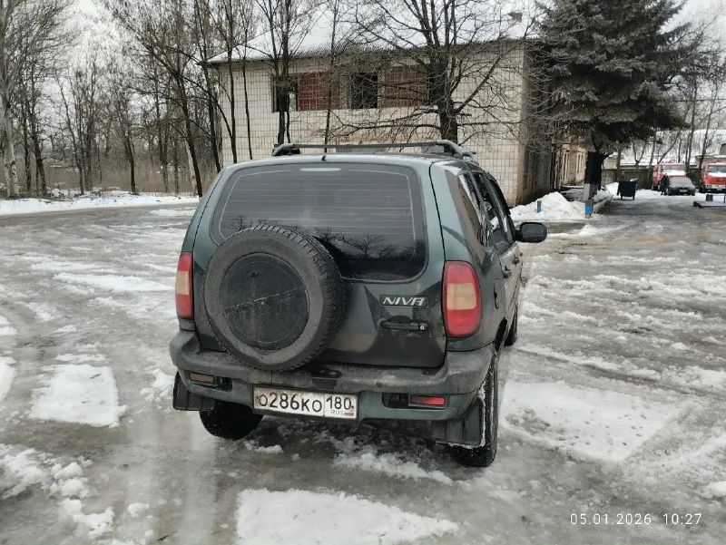 Продам chevrolet ниву 2007 г. в. , на полном ходу, в сварке не нуждается, производилась замена порогов, задних арок, задних крыльев, есть вопросы по лкп. по мотору делалась капитала, ещё на обкатке, новые все патрубки, радиатор охлаждения, радиатор печки, новый термостат, антифриз. мосты, коробка, раздатка всё в хорошем состоянии, работает без изъянов, по электрике все светится, все моргает, ходовая менялась перед зимой, новые тормозные колодки, установлена не плохая музыка. новая зимняя шипованая резина ( второй комплект колес отдам в подарок), так же в подарок отдам передний мост, шрусовый кардан, и ещё кучу запчастей. по документам я хозяин, продажа с переоформлением в мрэо. цена 350 тыс, макеевка, тел +79493067985 📞 звоните: +7(949)3067985 - фотография - 3