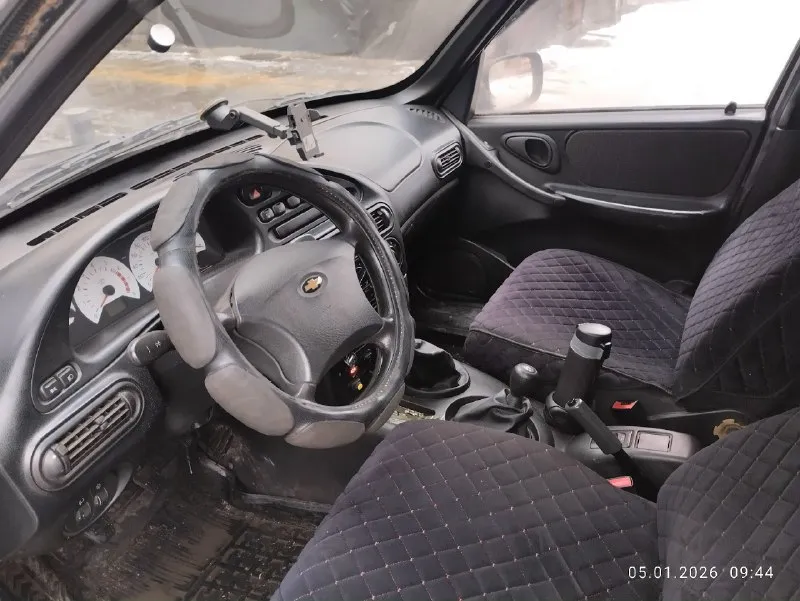 Продам chevrolet ниву 2007 г. в. , на полном ходу, в сварке не нуждается, производилась замена порогов, задних арок, задних крыльев, есть вопросы по лкп. по мотору делалась капитала, ещё на обкатке, новые все патрубки, радиатор охлаждения, радиатор печки, новый термостат, антифриз. мосты, коробка, раздатка всё в хорошем состоянии, работает без изъянов, по электрике все светится, все моргает, ходовая менялась перед зимой, новые тормозные колодки, установлена не плохая музыка. новая зимняя шипованая резина ( второй комплект колес отдам в подарок), так же в подарок отдам передний мост, шрусовый кардан, и ещё кучу запчастей. по документам я хозяин, продажа с переоформлением в мрэо. цена 350 тыс, макеевка, тел +79493067985 📞 звоните: +7(949)3067985 - фотография - 4