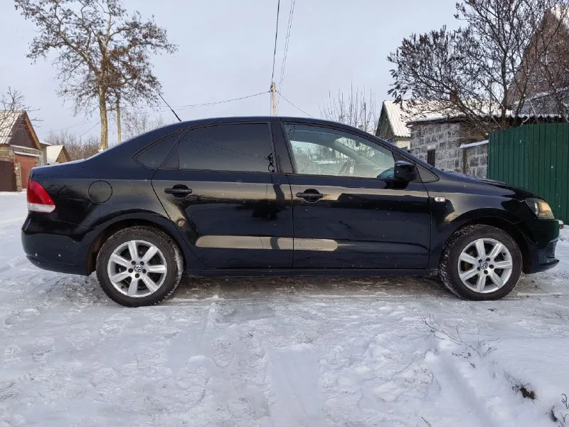 Продам volkswagen polo 2011 года. родной пробег 132 тыс км! автомобиль в отличном внешнем и техническом состоянии, все стекла завод, в заводском окрасе, без дтп. двигатель 1.6, работает без нареканий, масло от замены до замены. по ходовой части без посторонних шумов, машина сбитая, едет ровно. салон не затерт, в машине не курили, пластик в отличном состоянии комплектация: abs, 2 подушки безопасности, усилитель руля, регулировка руля по вылету и по высоте, 4 электростеклоподъемника, электропривод зеркал, кондиционер, подогрев сидений водителя и пассажира, мультимедиа usb. машина полностью обслужена и доедет куда угодно! цена:1025000₽ хороший торг у капота. +79901683982 📲 tg: artem artem 📞 звоните: +7(990)1683982 - фотография - 1