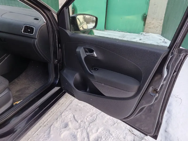 Продам volkswagen polo 2011 года. родной пробег 132 тыс км! автомобиль в отличном внешнем и техническом состоянии, все стекла завод, в заводском окрасе, без дтп. двигатель 1.6, работает без нареканий, масло от замены до замены. по ходовой части без посторонних шумов, машина сбитая, едет ровно. салон не затерт, в машине не курили, пластик в отличном состоянии комплектация: abs, 2 подушки безопасности, усилитель руля, регулировка руля по вылету и по высоте, 4 электростеклоподъемника, электропривод зеркал, кондиционер, подогрев сидений водителя и пассажира, мультимедиа usb. машина полностью обслужена и доедет куда угодно! цена:1025000₽ хороший торг у капота. +79901683982 📲 tg: artem artem 📞 звоните: +7(990)1683982 - фотография - 5