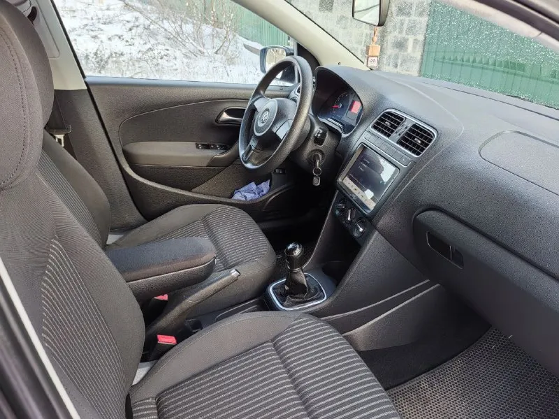 Продам volkswagen polo 2011 года. родной пробег 132 тыс км! автомобиль в отличном внешнем и техническом состоянии, все стекла завод, в заводском окрасе, без дтп. двигатель 1.6, работает без нареканий, масло от замены до замены. по ходовой части без посторонних шумов, машина сбитая, едет ровно. салон не затерт, в машине не курили, пластик в отличном состоянии комплектация: abs, 2 подушки безопасности, усилитель руля, регулировка руля по вылету и по высоте, 4 электростеклоподъемника, электропривод зеркал, кондиционер, подогрев сидений водителя и пассажира, мультимедиа usb. машина полностью обслужена и доедет куда угодно! цена:1025000₽ хороший торг у капота. +79901683982 📲 tg: artem artem 📞 звоните: +7(990)1683982 - фотография - 7