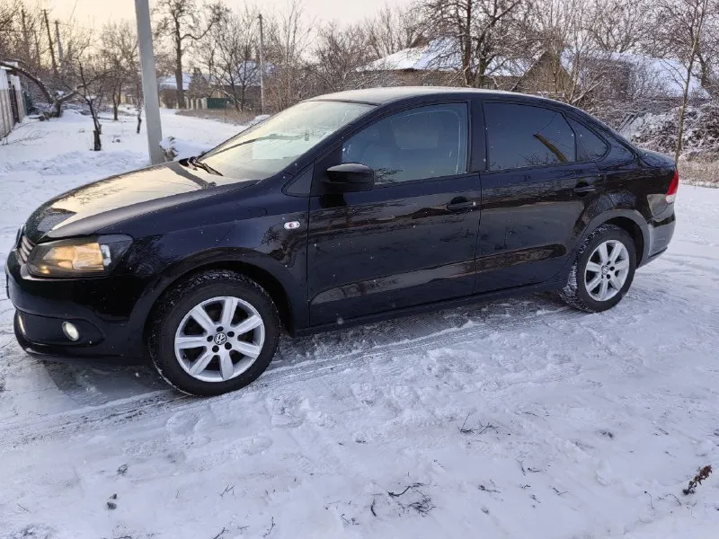 Продам volkswagen polo 2011 года. родной пробег 132 тыс км! автомобиль в отличном внешнем и техническом состоянии, все стекла завод, в заводском окрасе, без дтп. двигатель 1.6, работает без нареканий, масло от замены до замены. по ходовой части без посторонних шумов, машина сбитая, едет ровно. салон не затерт, в машине не курили, пластик в отличном состоянии комплектация: abs, 2 подушки безопасности, усилитель руля, регулировка руля по вылету и по высоте, 4 электростеклоподъемника, электропривод зеркал, кондиционер, подогрев сидений водителя и пассажира, мультимедиа usb. машина полностью обслужена и доедет куда угодно! цена:1025000₽ хороший торг у капота. +79901683982 📲 tg: artem artem 📞 звоните: +7(990)1683982 - фотография - 8