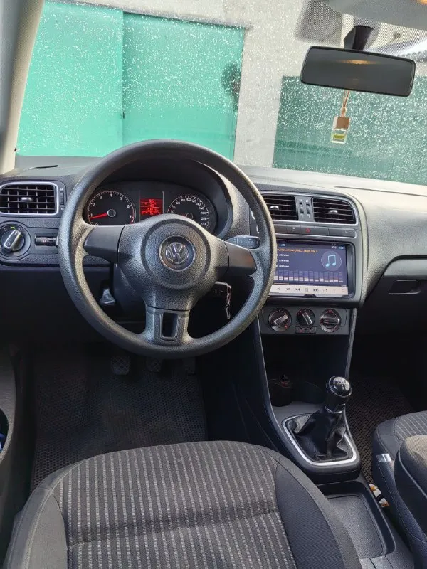 Продам volkswagen polo 2011 года. родной пробег 132 тыс км! автомобиль в отличном внешнем и техническом состоянии, все стекла завод, в заводском окрасе, без дтп. двигатель 1.6, работает без нареканий, масло от замены до замены. по ходовой части без посторонних шумов, машина сбитая, едет ровно. салон не затерт, в машине не курили, пластик в отличном состоянии комплектация: abs, 2 подушки безопасности, усилитель руля, регулировка руля по вылету и по высоте, 4 электростеклоподъемника, электропривод зеркал, кондиционер, подогрев сидений водителя и пассажира, мультимедиа usb. машина полностью обслужена и доедет куда угодно! цена:1025000₽ хороший торг у капота. +79901683982 📲 tg: artem artem 📞 звоните: +7(990)1683982 - фотография - 9