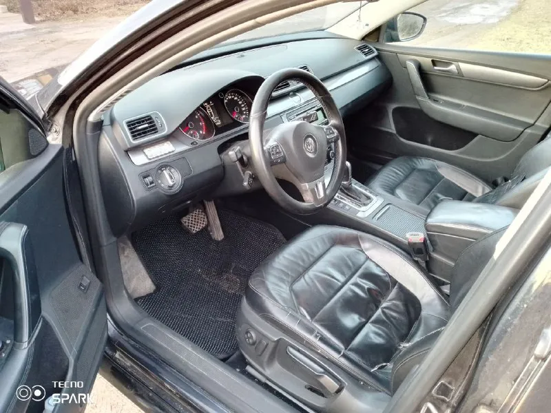 Volkswagen passat b7 2011 г. в. 1.4 cdga бензин/газ-метан (заводской) коробка : автомат пробег : 275 тыс. км. авто в хорошем техническом состоянии. своевременное обслуживание. заменены все расходники. акпп работает исправно (недавно заменен комплект сцепления, маховик). по технической части без нареканий. хороший, ухоженный автомобиль цена : 950 000 ₽ (торг) : +7 (949) 313 60 18 📞 звоните: +7(949)3136018 - фотография - 4