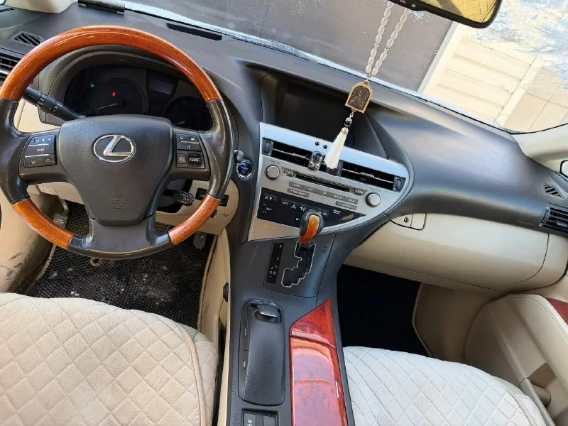 Продам lexus 450h гибрид 2010 г. 249 (л. с.). пробег 173 тыс. я владелец по птс! кузов без вмятин, гнили и ржавчины. по технике нареканий нет, в ростове была сделана ревизия батареи, держит заряд хорошо ошибок по ней нет, так же сделана антикоррозийная обработка днища, двигатель сухой без потеков, в ходу посторонних шумов нет, как по хорошей дороге, так и по плохой, масло от замены до замены. приятный расход город 10 л. трасса 7-9 л. в комплекте новая летняя резина! в машине есть люк, проекция, подогрев и вентиляция сидений, климат контроль, работает каждая кнопка. цена 2,2🍋 торг есть, при виде денег! г. красный луч. тел: + 79591455515 📞 звоните: +7(959)1455515 - фотография - 8