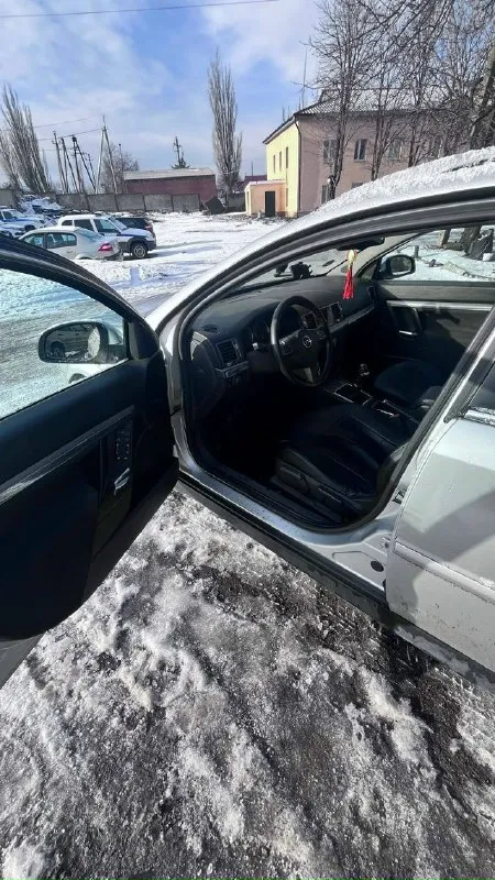 Продам практичный, семейный, комфортный, вместительный и экономичный автомобиль opel vectra-c 2006 г. в. , на 6 ст. мкпп, в кузове универсал, двигатель – 1.9 cdti (120 л. с. ), который находится у меня во владении с 2019 г. (я собственник). автомобиль каждый день на ходу, пробег 400 000 км. кузов оцинкован без ржавчины и гнили. салон в хорошем состоянии, не затерт и не порван, в чехлах. двигатель перебран на пробеге 350 000 км. , масло не жрет. климат контроль двузонный в рабочем состоянии. хорошая аудиосистема 8 колонок, мульти руль. передние электростеклоподъемники с доводчиками. складывание зеркал бокового вида. турбина перебиралась в сентябре 2025 года, плохо отрегулирована. в дтп не учувствовала, были косметические окрасы, все стекла родные, включая лобовое. автомобиль обслуживался вовремя, замена масла каждые 7500 км. имеются незначительные вопросы по электрике. новая зимняя резина, отдам также летнюю резину. в виду отсутствия времени уступлю на все нюансы по автомоб 📞 звоните: +7(949)3330123 - фотография - 2