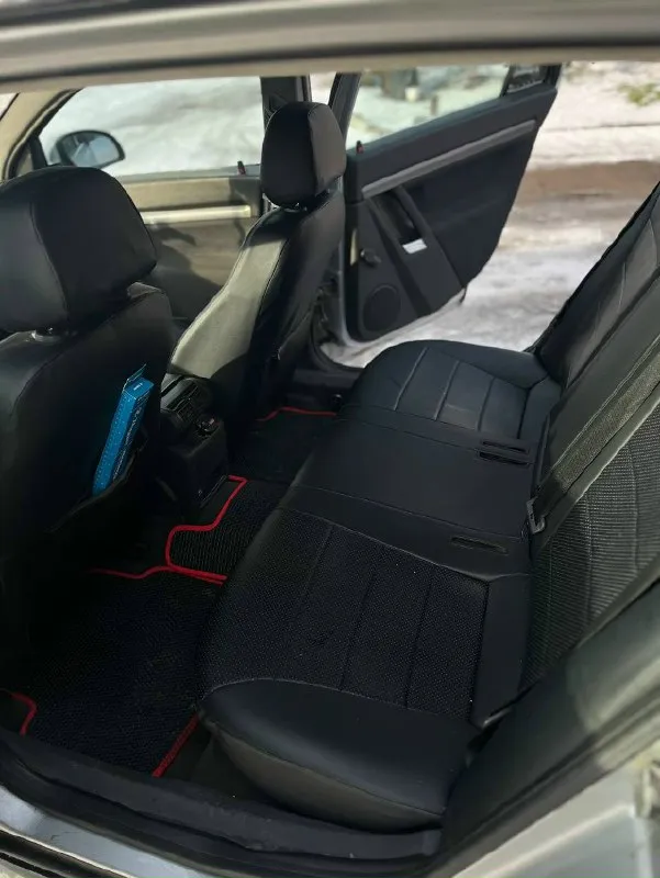 Продам практичный, семейный, комфортный, вместительный и экономичный автомобиль opel vectra-c 2006 г. в. , на 6 ст. мкпп, в кузове универсал, двигатель – 1.9 cdti (120 л. с. ), который находится у меня во владении с 2019 г. (я собственник). автомобиль каждый день на ходу, пробег 400 000 км. кузов оцинкован без ржавчины и гнили. салон в хорошем состоянии, не затерт и не порван, в чехлах. двигатель перебран на пробеге 350 000 км. , масло не жрет. климат контроль двузонный в рабочем состоянии. хорошая аудиосистема 8 колонок, мульти руль. передние электростеклоподъемники с доводчиками. складывание зеркал бокового вида. турбина перебиралась в сентябре 2025 года, плохо отрегулирована. в дтп не учувствовала, были косметические окрасы, все стекла родные, включая лобовое. автомобиль обслуживался вовремя, замена масла каждые 7500 км. имеются незначительные вопросы по электрике. новая зимняя резина, отдам также летнюю резину. в виду отсутствия времени уступлю на все нюансы по автомоб 📞 звоните: +7(949)3330123 - фотография - 4