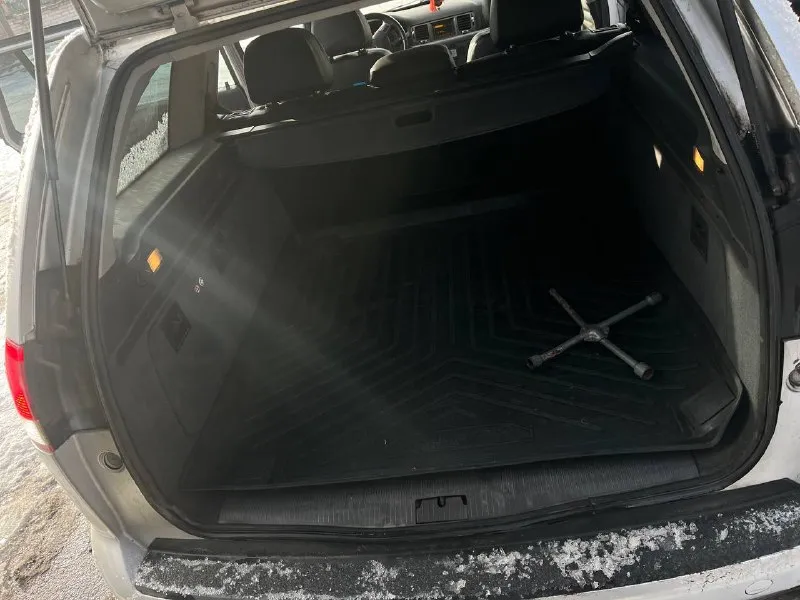 Продам практичный, семейный, комфортный, вместительный и экономичный автомобиль opel vectra-c 2006 г. в. , на 6 ст. мкпп, в кузове универсал, двигатель – 1.9 cdti (120 л. с. ), который находится у меня во владении с 2019 г. (я собственник). автомобиль каждый день на ходу, пробег 400 000 км. кузов оцинкован без ржавчины и гнили. салон в хорошем состоянии, не затерт и не порван, в чехлах. двигатель перебран на пробеге 350 000 км. , масло не жрет. климат контроль двузонный в рабочем состоянии. хорошая аудиосистема 8 колонок, мульти руль. передние электростеклоподъемники с доводчиками. складывание зеркал бокового вида. турбина перебиралась в сентябре 2025 года, плохо отрегулирована. в дтп не учувствовала, были косметические окрасы, все стекла родные, включая лобовое. автомобиль обслуживался вовремя, замена масла каждые 7500 км. имеются незначительные вопросы по электрике. новая зимняя резина, отдам также летнюю резину. в виду отсутствия времени уступлю на все нюансы по автомоб 📞 звоните: +7(949)3330123 - фотография - 5