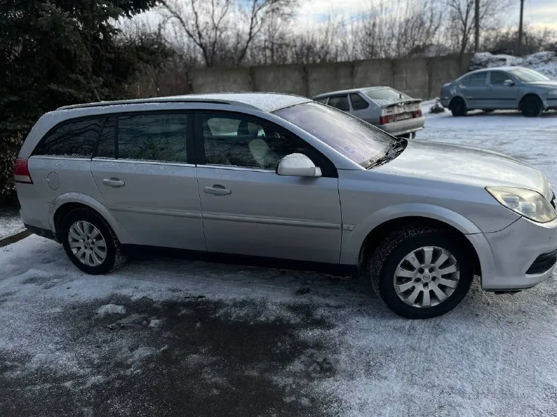 Продам практичный, семейный, комфортный, вместительный и экономичный автомобиль opel vectra-c 2006 г. в. , на 6 ст. мкпп, в кузове универсал, двигатель – 1.9 cdti (120 л. с. ), который находится у меня во владении с 2019 г. (я собственник). автомобиль каждый день на ходу, пробег 400 000 км. кузов оцинкован без ржавчины и гнили. салон в хорошем состоянии, не затерт и не порван, в чехлах. двигатель перебран на пробеге 350 000 км. , масло не жрет. климат контроль двузонный в рабочем состоянии. хорошая аудиосистема 8 колонок, мульти руль. передние электростеклоподъемники с доводчиками. складывание зеркал бокового вида. турбина перебиралась в сентябре 2025 года, плохо отрегулирована. в дтп не учувствовала, были косметические окрасы, все стекла родные, включая лобовое. автомобиль обслуживался вовремя, замена масла каждые 7500 км. имеются незначительные вопросы по электрике. новая зимняя резина, отдам также летнюю резину. в виду отсутствия времени уступлю на все нюансы по автомоб 📞 звоните: +7(949)3330123 - фотография - 7