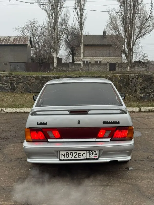 Продам ваз 2115 в хорошем состоянии, машина 2005 года выпуска 1.5 8-ми клоп, вся обслужена, вложил много сил и душу в машину, делал для себя, внимание!!! установлен эур, по кузову машина ровная, дно, пороги, ланжероны, стаканы, все целое, стоит неплохая музыка, из недавних, новый генератор, обсолютно новый блок предохранителей и все новые реле и предохранители, по электрике в машине работает все, двигатель работает ровно, не дымит не троит, тяга отличная, коробка так же работает идеально без хрустов, не вылетает, втыкается без малейшего звука, два комплекта резины на штампах, стоит хороший свет, led туманки, по лакокрасочному все отлично, пару небольших сколов, ничего критичного, слыбые места такие как кобылки, все в идеале, капот на пневмоупорах, стоит пневма гудок, в потоке выделяется, по документам все чисто, на 180 регионе, любое переоформление, цену вижу 245.000 торг хороший реальному покупателю. (по быстрому 225.000 и по рукам) номер для связи: +79495587397 машина находится в харцызске - фотография - 2