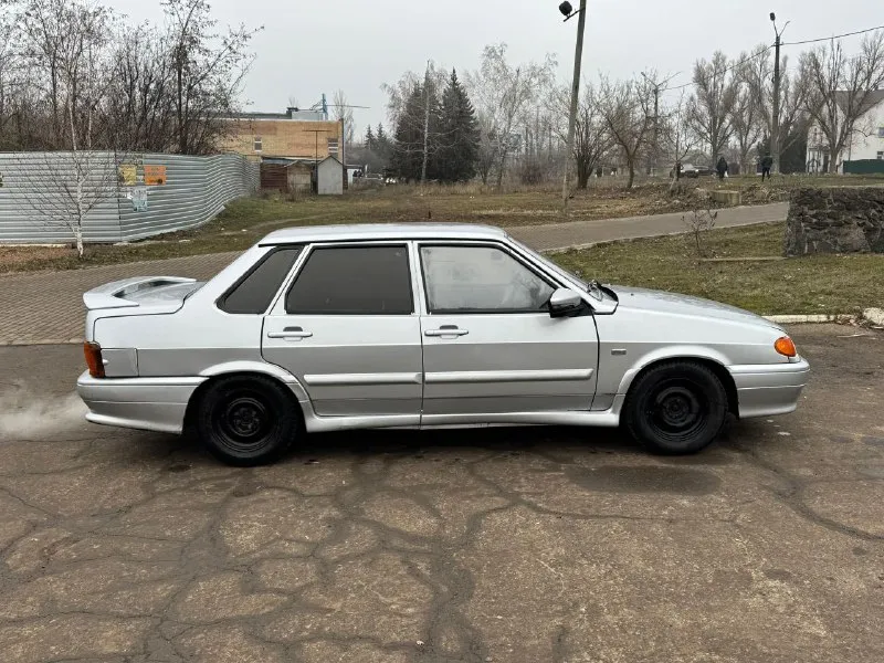 Продам ваз 2115 в хорошем состоянии, машина 2005 года выпуска 1.5 8-ми клоп, вся обслужена, вложил много сил и душу в машину, делал для себя, внимание!!! установлен эур, по кузову машина ровная, дно, пороги, ланжероны, стаканы, все целое, стоит неплохая музыка, из недавних, новый генератор, обсолютно новый блок предохранителей и все новые реле и предохранители, по электрике в машине работает все, двигатель работает ровно, не дымит не троит, тяга отличная, коробка так же работает идеально без хрустов, не вылетает, втыкается без малейшего звука, два комплекта резины на штампах, стоит хороший свет, led туманки, по лакокрасочному все отлично, пару небольших сколов, ничего критичного, слыбые места такие как кобылки, все в идеале, капот на пневмоупорах, стоит пневма гудок, в потоке выделяется, по документам все чисто, на 180 регионе, любое переоформление, цену вижу 245.000 торг хороший реальному покупателю. (по быстрому 225.000 и по рукам) номер для связи: +79495587397 машина находится в харцызске - фотография - 3