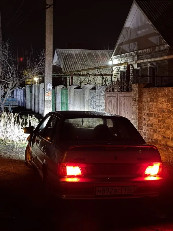 Продам ваз 2115 в хорошем состоянии, машина 2005 года выпуска 1.5 8-ми клоп, вся обслужена, вложил много сил и душу в машину, делал для себя, внимание!!! установлен эур, по кузову машина ровная, дно, пороги, ланжероны, стаканы, все целое, стоит неплохая музыка, из недавних, новый генератор, обсолютно новый блок предохранителей и все новые реле и предохранители, по электрике в машине работает все, двигатель работает ровно, не дымит не троит, тяга отличная, коробка так же работает идеально без хрустов, не вылетает, втыкается без малейшего звука, два комплекта резины на штампах, стоит хороший свет, led туманки, по лакокрасочному все отлично, пару небольших сколов, ничего критичного, слыбые места такие как кобылки, все в идеале, капот на пневмоупорах, стоит пневма гудок, в потоке выделяется, по документам все чисто, на 180 регионе, любое переоформление, цену вижу 245.000 торг хороший реальному покупателю. (по быстрому 225.000 и по рукам) номер для связи: +79495587397 машина находится в харцызске - фотография - 7