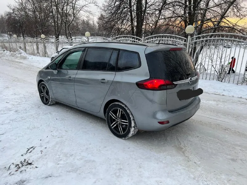 Продам opel zafira tourer год 2013 1,8 механика бензин пробег 220000 прошу не путать с 1,4 двигателя машина в идеальном состоянии 1 хозяин в родном окрасе без ржавчины и прочих недостатков двигатель коробка ходовая всё в отличном состоянии без вложений за машиной следили и относились очень бережно 2 ключа 2 брилка хорошая комплектация датчик дождя датчик света круиз контроль климат и многое другое остальная информация по телефону цена 1150000 торг. .т +79490036029 +79494932503 - фотография - 6