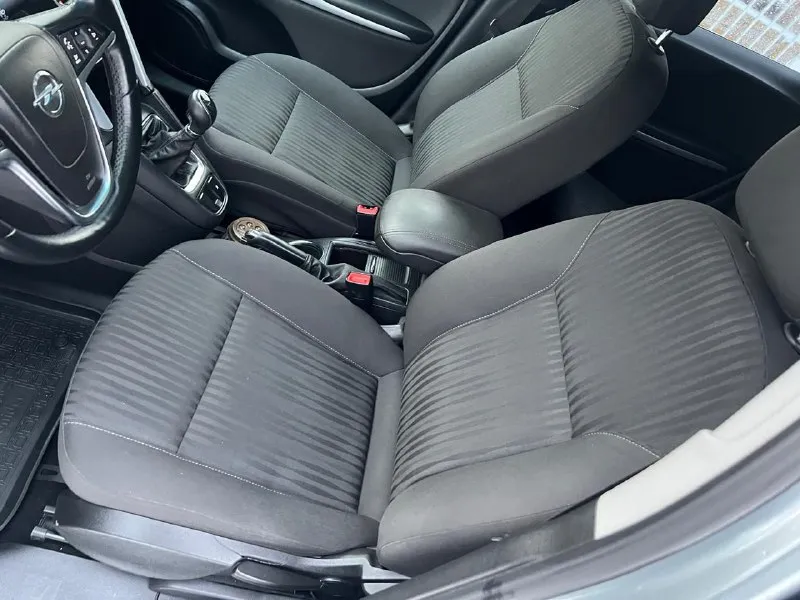 Продам opel zafira tourer год 2013 1,8 механика бензин пробег 220000 прошу не путать с 1,4 двигателя машина в идеальном состоянии 1 хозяин в родном окрасе без ржавчины и прочих недостатков двигатель коробка ходовая всё в отличном состоянии без вложений за машиной следили и относились очень бережно 2 ключа 2 брилка хорошая комплектация датчик дождя датчик света круиз контроль климат и многое другое остальная информация по телефону цена 1150000 торг. .т +79490036029 +79494932503 - фотография - 7