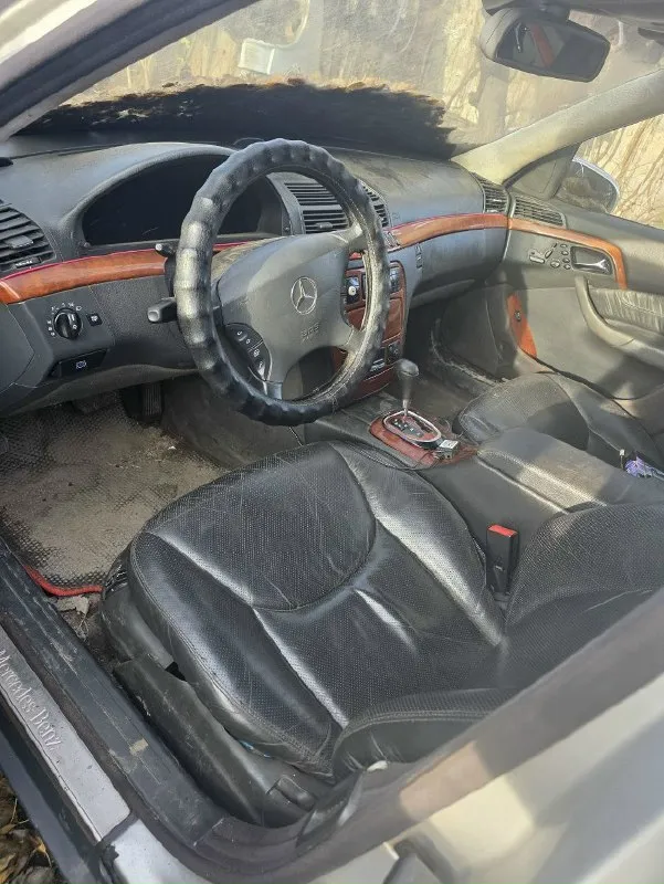 Продаю по цене мотора !!! 200.000р 🔥🔥🔥 в продаже мерс s500💥 мотор в отличном состоянии коробка контрактная почти на ходу нужно заняться документы стс, имеются запреты двигатель: бензиновый, объём — 4966 см³, мощность — 306 л. с. при 5600 об/мин. крутящий момент — 460/2700 н⋅м. трансмиссия: автоматическая, 5 передач. привод: задний. размеры: длина — 5038 мм, ширина — 1855 мм, высота — 1444 мм, колёсная база — 2965 мм. объём багажника: минимальный — 500 л. дорожный просвет: 150 мм. максимальная скорость: 250 км/ч. время разгона (0–100 км/ч): 6,5 секунд. расход топлива: в городе на 100 км — 18,9 л, на шоссе — 8,9 л, в смешанном цикле — 13,2 л. снаряжённая масса: 1780 кг, допустимая полная масса — 2380 кг. объём топливного бака: 88 л. размер шин: 225/60 r16w. звонить +79490664752 находится в енакиево. 📞 звоните: +7(949)0664752 - фотография - 2