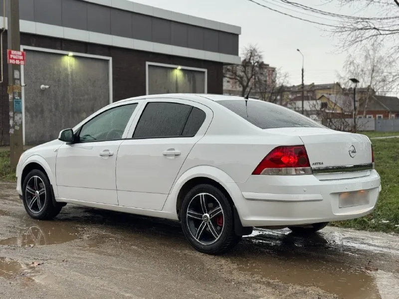 Продам opel astra год выпуска: 2013 объем: 1,6 ✅ я владелец. 2 хозяина. ✅ кузов и днище в отличном состоянии, без следов коррозии. ✅ все стекла родные, включая лобовое. зеленая автотека. автомобиль полностью обслужен, от и до. сделано много работ. за машиной следили и ухаживали. замена масла каждые 7 тыс. км. мотор, коробка без каких-либо нареканий. все работает как и должно. подвеска - как мяч, без посторонних звуков. сидения и руль все время был в чехлах. сейчас как новые. салон чистый и опрятный, без дефектов. карты, ручки и все остальное не затертое. есть все необходимое. подогрев сидений. эл. рег. зеркал и фар. датчик света. 4 эл. стеклоподъемника. мультируль. ✅ зимний и летний комплект резины. 2 ключа. машиной будете довольны. работает каждая кнопочка. цена: 670₽ торг будет. по вопросам звоните. +7 949 606 44 51 нахожусь в донецке. 📞 🇷🇺 звоните: +79496064451 - фотография - 6