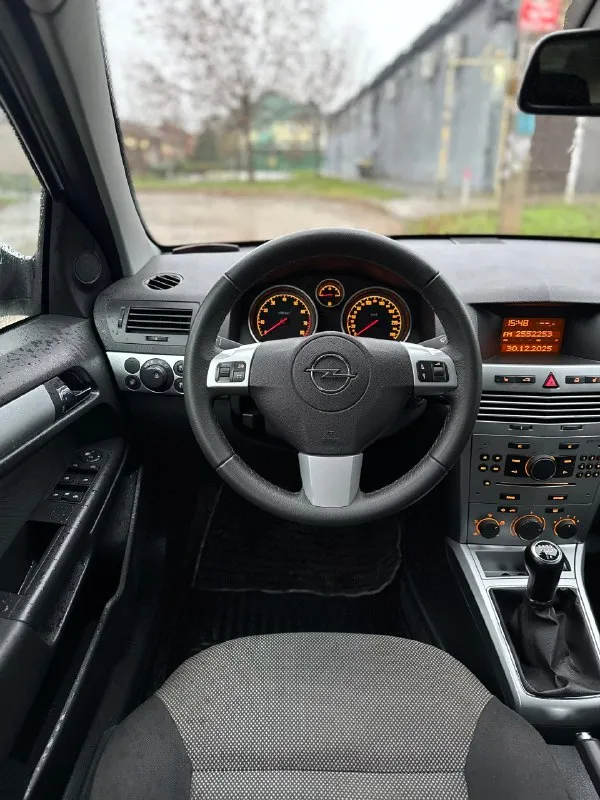 Продам opel astra год выпуска: 2013 объем: 1,6 ✅ я владелец. 2 хозяина. ✅ кузов и днище в отличном состоянии, без следов коррозии. ✅ все стекла родные, включая лобовое. зеленая автотека. автомобиль полностью обслужен, от и до. сделано много работ. за машиной следили и ухаживали. замена масла каждые 7 тыс. км. мотор, коробка без каких-либо нареканий. все работает как и должно. подвеска - как мяч, без посторонних звуков. сидения и руль все время был в чехлах. сейчас как новые. салон чистый и опрятный, без дефектов. карты, ручки и все остальное не затертое. есть все необходимое. подогрев сидений. эл. рег. зеркал и фар. датчик света. 4 эл. стеклоподъемника. мультируль. ✅ зимний и летний комплект резины. 2 ключа. машиной будете довольны. работает каждая кнопочка. цена: 670₽ торг будет. по вопросам звоните. +7 949 606 44 51 нахожусь в донецке. 📞 🇷🇺 звоните: +79496064451 - фотография - 9