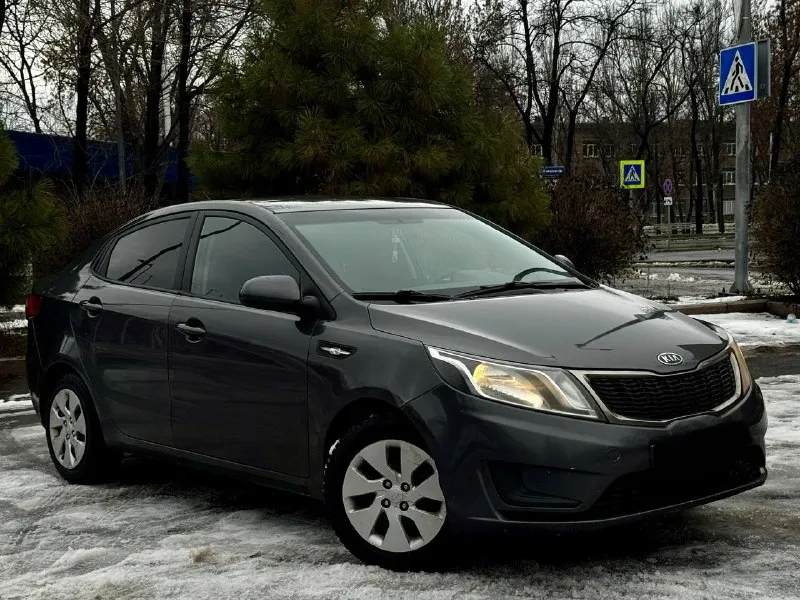 В продаже надёжный семейный автомобиль kia rio 2012 года! двигатель работает идеально без посторонних шумов, все расходники заменены. коробка передач также без каких либо замечаний! автомобиль имеет все необходимое: кондиционер, электро стеклоподъёмники, хорошая мультимедиа и тд. юридически полностью чистая, возможен обмен и продажа в кредит! осмотр донецк цена: 650.000₽, торг у капота! +7 (949) 628-72-17 📞 звоните: +7(949)6287217 - фотография - 1