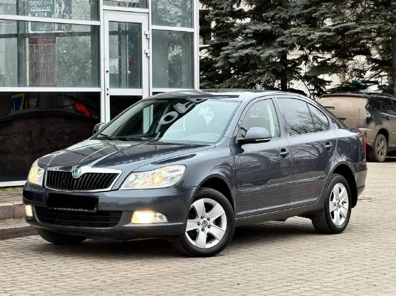 Skoda octavia год выпуска - 2012 двигатель - 1.8t автоматическая кпп ( asin ) пробег - 201.000км цена - 1.070.000₽ тел. - +79493902663 либо: - +7 (949) 679-98-14 автомобиль в идеальном состоянии, без каких либо вложений что по кузову, что по технической части. 2 хозяина с автосалона. родной пробег. очень бодрая связка двигателя 1.8 турбо с обычным гидротрансформатором asin ( не путать с проблемной dsg ) на самой жирной комплектации: подогревы всех сидений; большой сенсорный монитор; хорошая акустика; двухзонный климат-контроль; датчик света и дождя; круиз-контроль; парктроник; эл. складываемые зеркала с подогревом; 2 пары ключей; штатные диски r-16 с новой резиной; кожаный мультируль; антибукс; 4эл. стеклоподъемника с доводчиками; омыватель фар; полный бортовой компьютер; большой багажник и многое другое. кто ищет достойную октавию со связкой 1.8т - ат которая дарит кучу удовольствия от вождения - добро пожаловать. спасибо за внимание, всех благ! 📲 tg: @vladimir_23_23_23 📞 звоните: +7(949)3902663 - фотография - 2