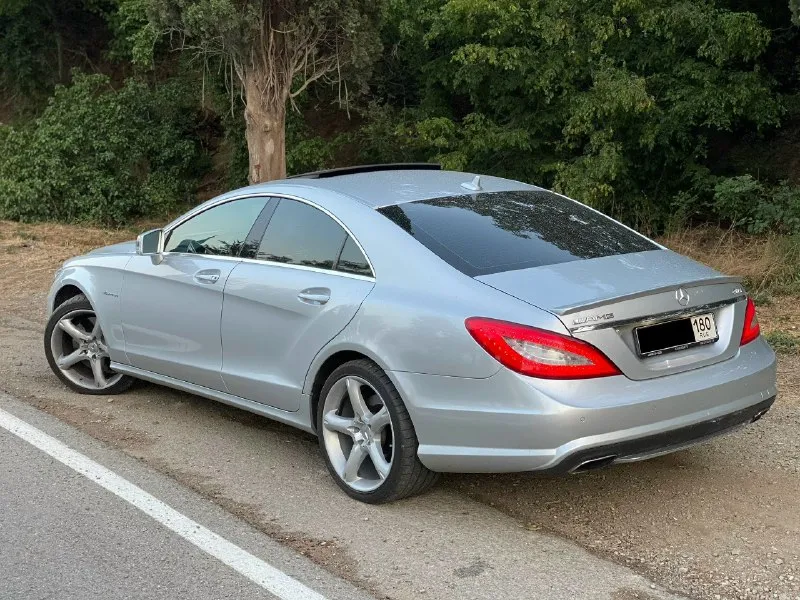 Продам банан 🍌 mercedes cls550 🔥 максимальная комплектация 2012 года выпуска 4.7 бензин v8. 408 лошадей привод:полный пробег оригинальный :172 000 км. птс оригинал:2 хозяина машина в отличном состоянии!не пригон, ранее на укр. регистрации. являюсь собственником 1.5 года. кузов ровный, не мятый, всё в зазорах. автомобиль с родным-не крученым пробегом, в заводском amg пакете как внешне, так и внутри. без всякого колхоза, китайских плюшек и прочего…все сток, никаких прошивок, чиповок, и т. д. катализаторы на месте-в отличном состоянии. едет на все 408 лошадей!все стекла, включая лобовое-заводские(без сколов и трещин). по технической части все отлично, двигатель работает ровно, дыма и расхода масла нет совсем! по ходовой части в отличном состоянии, своевременное обслуживание. салон соответствует своему пробегу(не продавлен, не затерт)в отличном состоянии!коробка работает идеально, никаких пинков, задержек и прочего. можно писать очень много, все записи по обслуживанию имеются 📞 звоните: +7(949)5050700 - фотография - 5