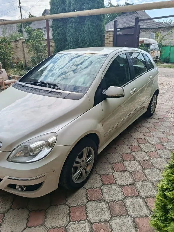 Продам mercedes-benz b-class год 2010 двигатель 1.7 пробег 104 тыс (оригинальный) кпп автомат автомобиль в идеальном состоянии, без ржавчины и гнили, салон в идеальном состоянии, всё остекление родное включая лобовое, редкий экземпляр с таким пробегом и в таком состоянии, автомобиль достоин вашего внимания. комплектация:abs, airbag, кондиционер, круиз контроль, датчики дождя и света, подогрев сидений, полный эл. пакет, парк троники передний задний, хорошая магнитола с камерой заднего вида. юридически чистая, могу присутствовать при переоформлении в мрео осмотр макеевка цена 930тыс. торг уместен тел +79493179960 телеграм +79493179960 📞 🇷🇺 звоните: +79493179960 - фотография - 4