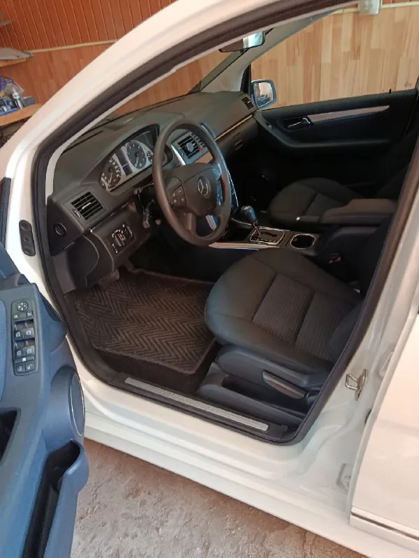 Продам mercedes-benz b-class год 2010 двигатель 1.7 пробег 104 тыс (оригинальный) кпп автомат автомобиль в идеальном состоянии, без ржавчины и гнили, салон в идеальном состоянии, всё остекление родное включая лобовое, редкий экземпляр с таким пробегом и в таком состоянии, автомобиль достоин вашего внимания. комплектация:abs, airbag, кондиционер, круиз контроль, датчики дождя и света, подогрев сидений, полный эл. пакет, парк троники передний задний, хорошая магнитола с камерой заднего вида. юридически чистая, могу присутствовать при переоформлении в мрео осмотр макеевка цена 930тыс. торг уместен тел +79493179960 телеграм +79493179960 📞 🇷🇺 звоните: +79493179960 - фотография - 6