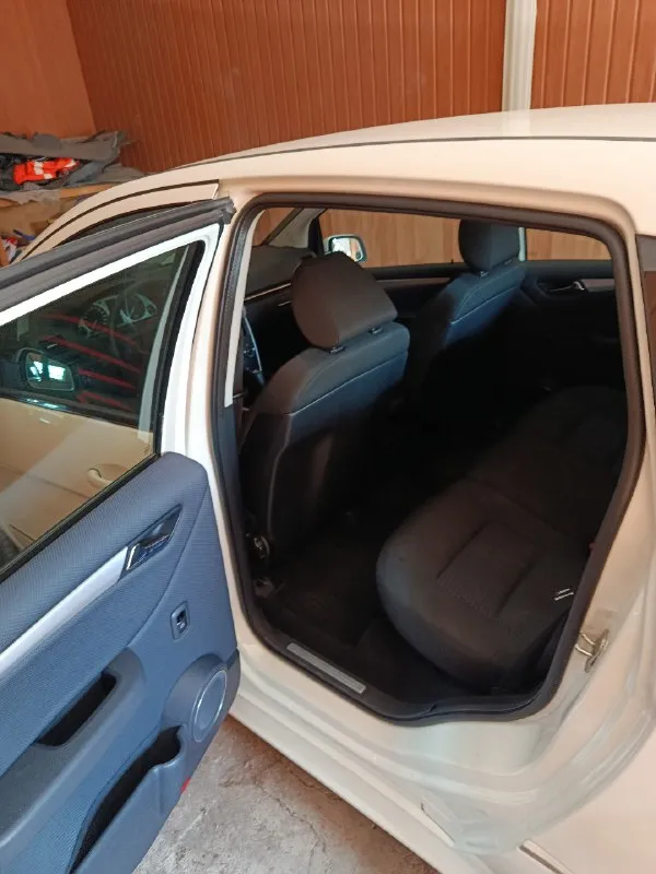 Продам mercedes-benz b-class год 2010 двигатель 1.7 пробег 104 тыс (оригинальный) кпп автомат автомобиль в идеальном состоянии, без ржавчины и гнили, салон в идеальном состоянии, всё остекление родное включая лобовое, редкий экземпляр с таким пробегом и в таком состоянии, автомобиль достоин вашего внимания. комплектация:abs, airbag, кондиционер, круиз контроль, датчики дождя и света, подогрев сидений, полный эл. пакет, парк троники передний задний, хорошая магнитола с камерой заднего вида. юридически чистая, могу присутствовать при переоформлении в мрео осмотр макеевка цена 930тыс. торг уместен тел +79493179960 телеграм +79493179960 📞 🇷🇺 звоните: +79493179960 - фотография - 7