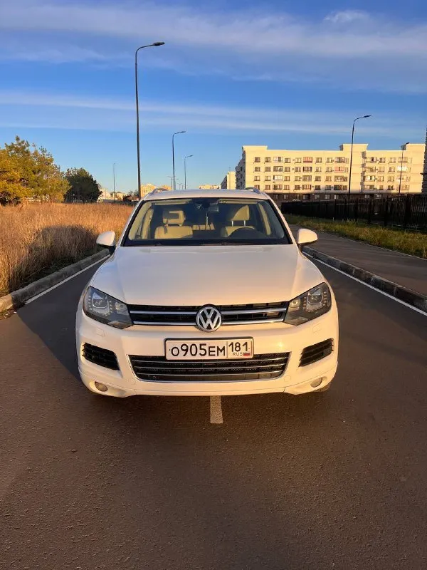 Продам volkswagen touareg 2012 года выпуска: - цена 1.300.000 очень срочно без торга!; - 3.6 fsi vr6 (cmta) 249 л. с. - пробег 241000 километров. комплектация: - полный привод; - пневмоподвеска 4 corner - 8-ступенчатая aisin; - фаркоп; и прочее! была замена цепей по оригиналу, замена топливной системы (фильтров, насоса и т. д) замена тормозных дисков с колодками. состояние у автомобиля хорошее, по лкп есть моменты, есть царапины, сколы на заднем и переднем бамперах — не критично. обслуживалась на масле petronas каждые 7-8 тысяч пробега. стекла все родные включая и лобовое! авто требует немного вложений, заправить кондиционер. по ходовой части без нареканий, ни каких стуков нет, пневмоподвеска работает отлично в технической части вложений не требует. двигатель работает без нареканий! все остальные вопросы по телефону! телефон: +79494408700 - фотография - 2
