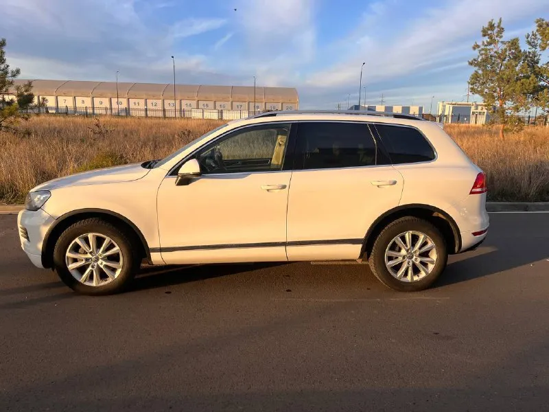 Продам volkswagen touareg 2012 года выпуска: - цена 1.300.000 очень срочно без торга!; - 3.6 fsi vr6 (cmta) 249 л. с. - пробег 241000 километров. комплектация: - полный привод; - пневмоподвеска 4 corner - 8-ступенчатая aisin; - фаркоп; и прочее! была замена цепей по оригиналу, замена топливной системы (фильтров, насоса и т. д) замена тормозных дисков с колодками. состояние у автомобиля хорошее, по лкп есть моменты, есть царапины, сколы на заднем и переднем бамперах — не критично. обслуживалась на масле petronas каждые 7-8 тысяч пробега. стекла все родные включая и лобовое! авто требует немного вложений, заправить кондиционер. по ходовой части без нареканий, ни каких стуков нет, пневмоподвеска работает отлично в технической части вложений не требует. двигатель работает без нареканий! все остальные вопросы по телефону! телефон: +79494408700 - фотография - 3