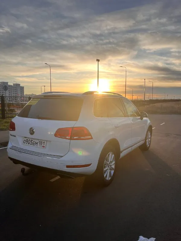 Продам volkswagen touareg 2012 года выпуска: - цена 1.300.000 очень срочно без торга!; - 3.6 fsi vr6 (cmta) 249 л. с. - пробег 241000 километров. комплектация: - полный привод; - пневмоподвеска 4 corner - 8-ступенчатая aisin; - фаркоп; и прочее! была замена цепей по оригиналу, замена топливной системы (фильтров, насоса и т. д) замена тормозных дисков с колодками. состояние у автомобиля хорошее, по лкп есть моменты, есть царапины, сколы на заднем и переднем бамперах — не критично. обслуживалась на масле petronas каждые 7-8 тысяч пробега. стекла все родные включая и лобовое! авто требует немного вложений, заправить кондиционер. по ходовой части без нареканий, ни каких стуков нет, пневмоподвеска работает отлично в технической части вложений не требует. двигатель работает без нареканий! все остальные вопросы по телефону! телефон: +79494408700 - фотография - 4
